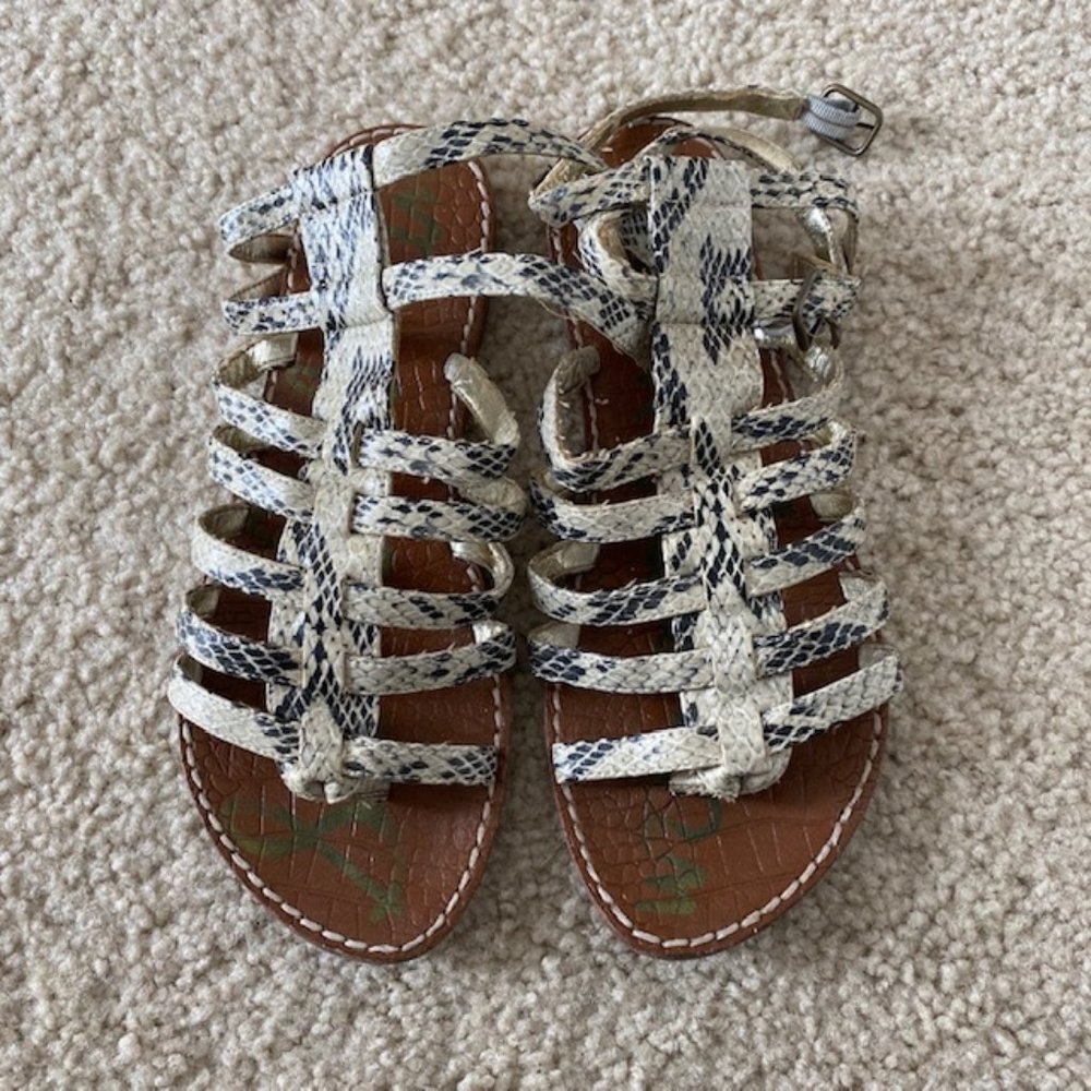 Flat sandals
